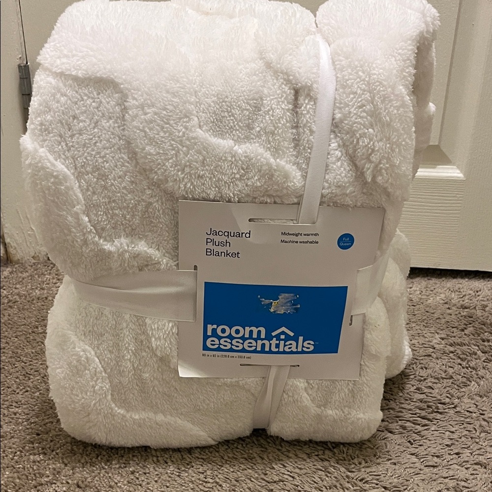 Room Essentials Soft White Jacquard Blanket
